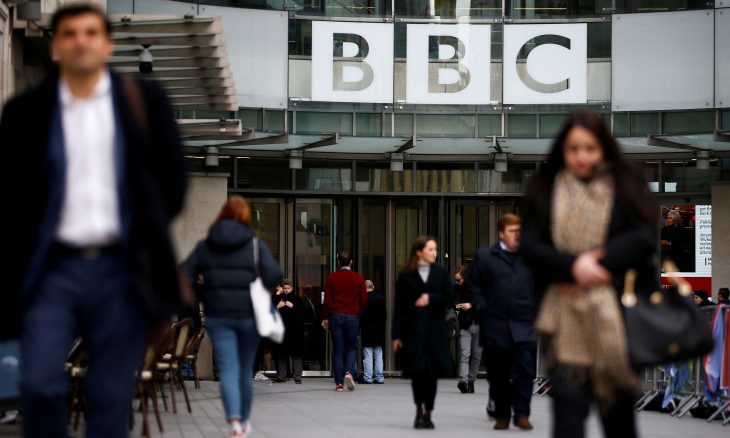 BBC توقف البث الإذاعي بـ10 لغات منها العربية وتلغي مئات الوظائف
