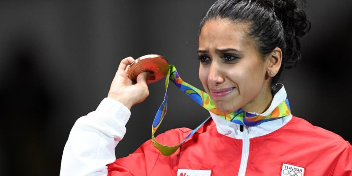 بطلة المبارزة بالسيف إيناس البوبكري تعلن إعتزالها