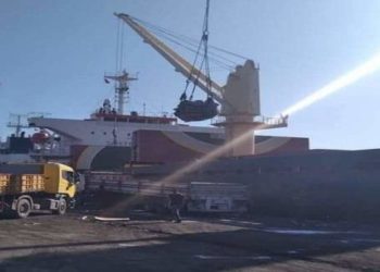 تواصل إفراغ حمولة من السكر بميناء بنزرت