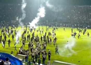 125 قتيلا.. كل ما نعرفه حتى الآن عن كارثة الملعب بإندونيسيا