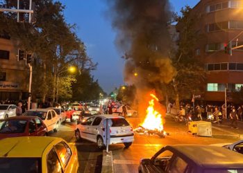 إيران.. السلطات تتجنب سيناريو “سقوط الشاه” وتستعد لسحق الاحتجاجات