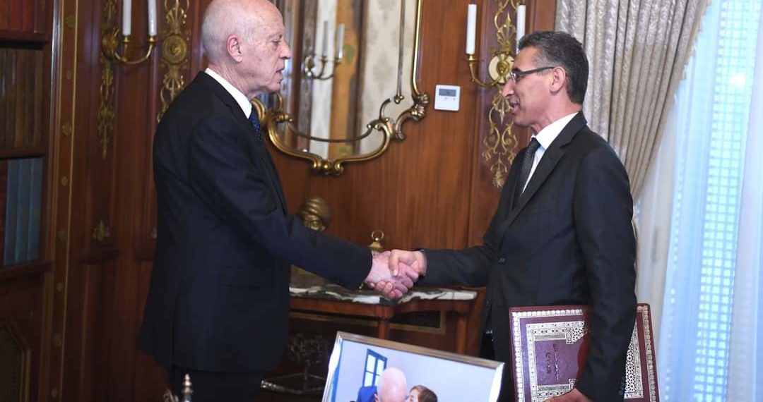 سعيّد في لقائه بشرف الدين: “يسعى الكثيرون بطرق ملتوية إلى توزيع الأموال مقابل كل إمضاء “