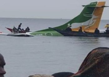 سقوط طائرة تنزانية على متنها 53 شخصا في بحيرة فيكتوريا (فيديو)