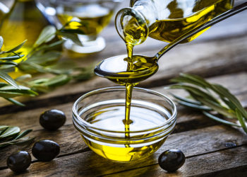 2228 مليون دينار عائدات تونس من تصدير زيت الزيتون خلال موسم 2021-2022