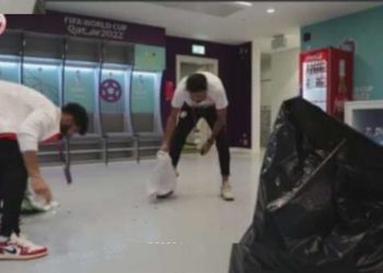 سلوك نبيل من لاعبي المنتخب التونسي بعد لقاء الدنمارك