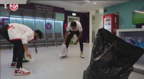 سلوك نبيل من لاعبي المنتخب التونسي بعد لقاء الدنمارك