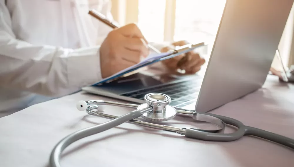 وزير الصحة: “على تونس أن تُعوِل على نفسها في صناعة الدواء والتلاقيح”و “رقمنة القطاع من بين أولويات وزارة”