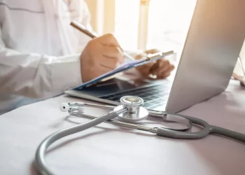 وزير الصحة: “على تونس أن تُعوِل على نفسها في صناعة الدواء والتلاقيح”و  “رقمنة القطاع من بين أولويات وزارة”