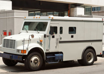 منوبة: الإشتباه في حارس إستولى على 600 ألف دينار من شاحنة لنقل الأموال