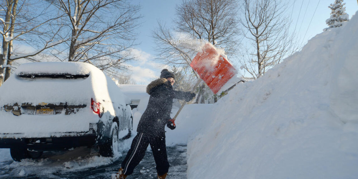 مقتل 17 شخصا على الأقل في عاصفة ثلجية شلت الحياة بالولايات المتحدة وأفسدت الاحتفال بعيد الميلاد