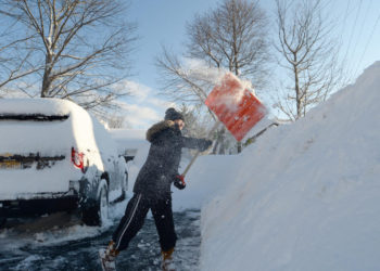 مقتل 17 شخصا على الأقل في عاصفة ثلجية شلت الحياة بالولايات المتحدة وأفسدت الاحتفال بعيد الميلاد