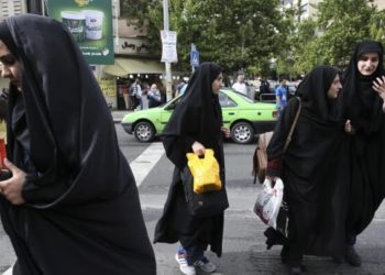 إيران: حل “شرطة الأخلاق” ومراجعة قانون الحجاب