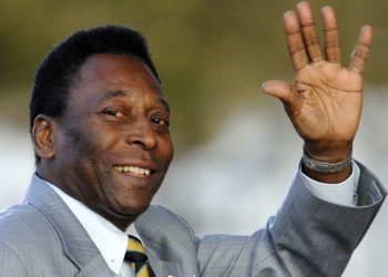 كرة القدم تفقد ملكها.. كيف تناولت صحف العالم وفاة بيليه؟