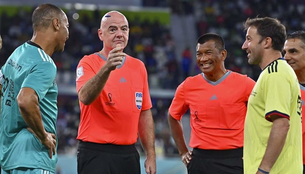 رئيس الــ “فيفا” حكم لمباراة استعراضية بين اساطير كروية وعمال ملاعب المونديال