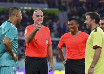 رئيس الــ “فيفا” حكم لمباراة استعراضية بين اساطير كروية وعمال ملاعب المونديال