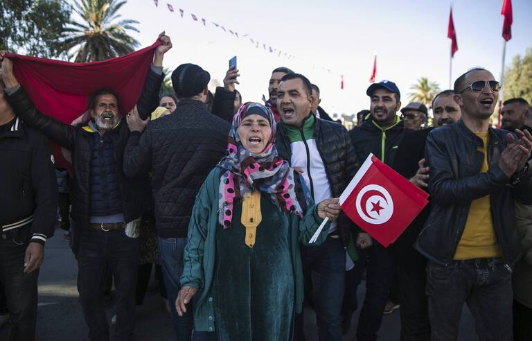 نحنُ نحتاجُ من يخففُ عنّا … لا من يزيدنا هموماً .. المعارضة المتصارعة لا تراقب ولا توازن ولا تعطي الأمل