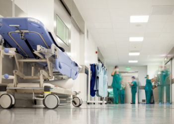 أطباء تصفية الدم يلوحون بتنفيذ إضراب عام