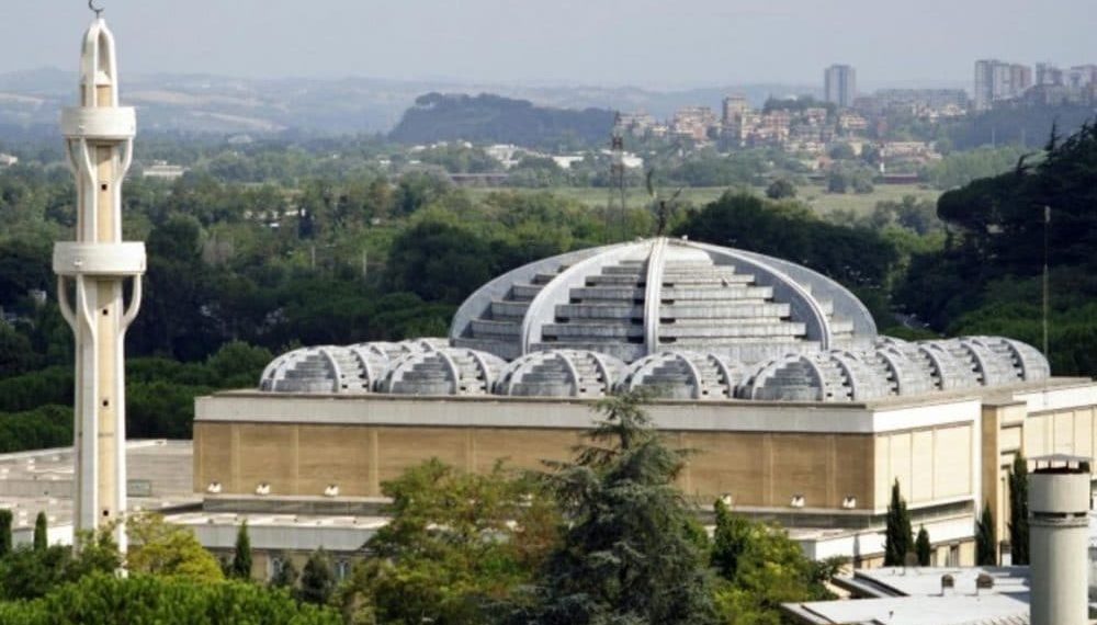 بناء أكبر جامع في أوروبا بروما عام 1995 يعد رمزًا لوصول الحرية الدينية الى مدينة بعقيدة واحدة لعدة قرون