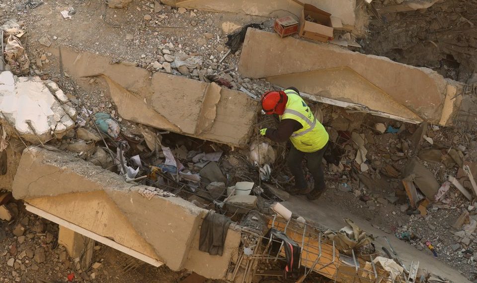 بعد زلزال تركيا-سوريا: إجلاء 35 تونسيا من أضنة إلى إسطنبول لإرسالهم لتونس