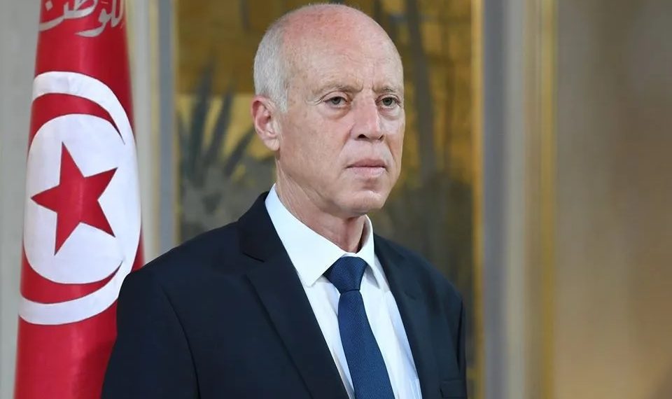 بعد سلسلة الإيقافات السياسية في تونس.. ديلو: “كل من يعارض سعيّد أصبح متآمرا على أمن الدولة”