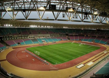 إعادة تركيز كراسي المدرجات الجانبية بملعب حمادي العقربي برادس