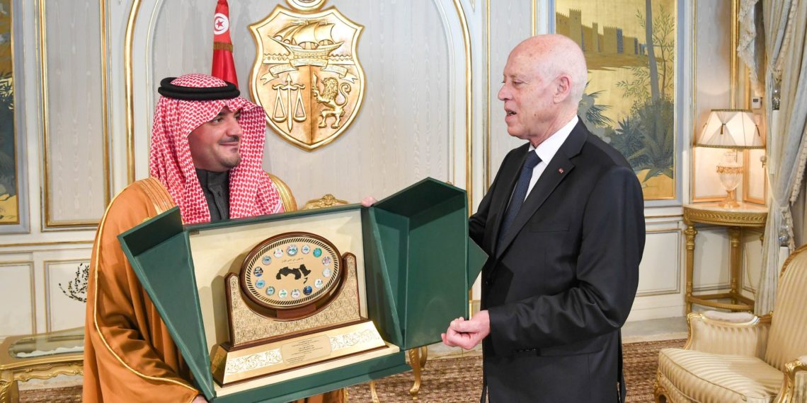 قيس سعيّد يتسلّم الدرع التذكاري لمجلس وزراء الداخلية العرب