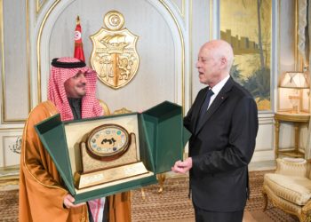 قيس سعيّد يتسلّم الدرع التذكاري لمجلس وزراء الداخلية العرب