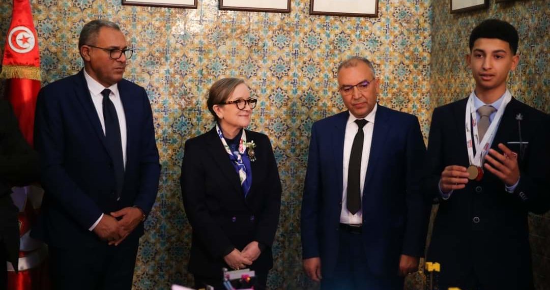 رئيسة الحكومة تستقبل فريق الروبوتيك الذي سيمثل تونس في البطولة العالمية