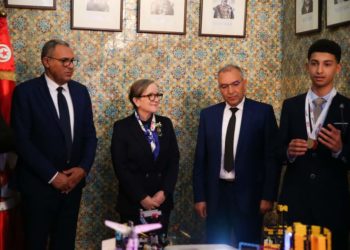 رئيسة الحكومة تستقبل فريق الروبوتيك الذي سيمثل تونس في البطولة العالمية