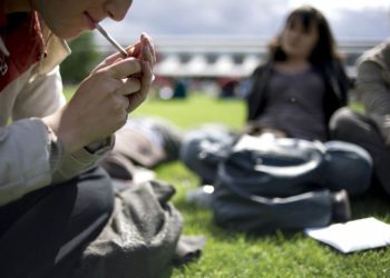 إشارات أحمد الحمروني: بين الفنّ والابتذال