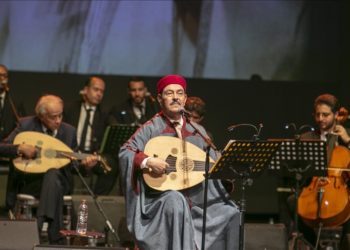 لطفي بوشناق يغني لفائدة ضحايا زلزال تركيا وسوريا