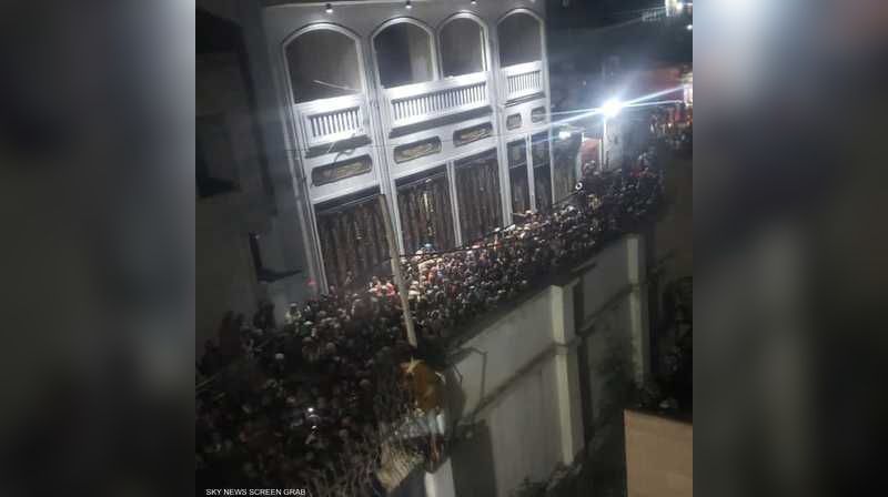 أثناء توزيع مساعدات مالية: حادث تدافع في اليمن يودي بحياة 90 شخصا