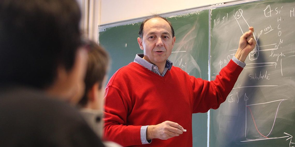 إشارات أحمد الحمروني: متقاعد