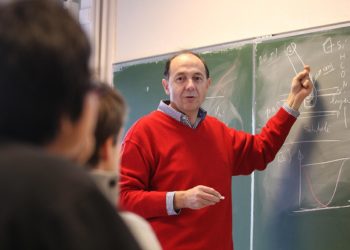 إشارات أحمد الحمروني: متقاعد