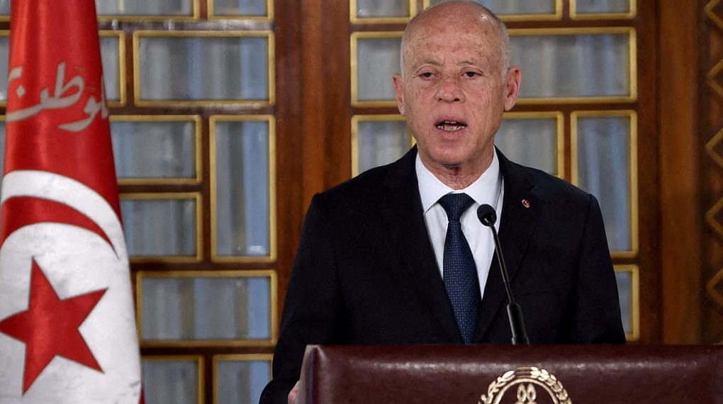 الغارديان البريطانية: “اعتقال راشد الغنوشي  تعبير عن حالة قاتمة تعيشها تونس” و”سياسات سعيّد تأخذ البلاد نحو مصير مجهول”