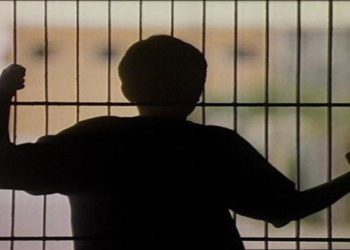 الجمعية التونسية للدفاع عن حقوق الطفل ترفض “اللجوء المفرط” للحلول الأمنية في التعاطي مع الطفولة الجانحة وسلب حريات الأطفال