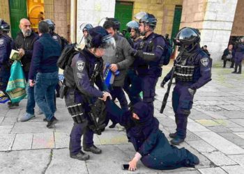 قوات الاحتلال تقتحم المسجد الأقصى وتعتدي على المصلين.. والمعتكفات يستغثن “الله يا الله