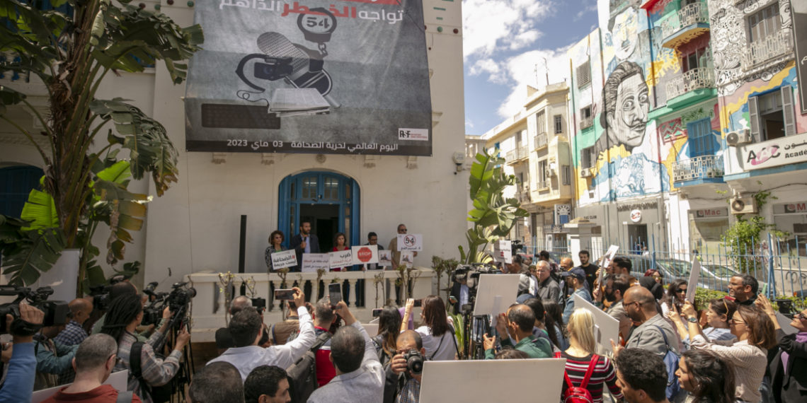 نقابة الصحفيين تطالب رئاسة الجمهورية بسحب المرسوم عدد 54 “لما يمثّله من خطورة على حرّية الصحافة والتعبير”