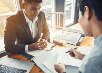 علاقة التونسيين بالخارج بالبنوك التونسية تعوقها اكراهات ضعف الجاهزية والقوانين الصارمة والرسوم العالية!!