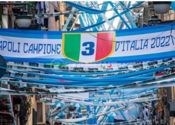 آلاف الناس تغزو الشوارع للاحتفال بفوز  نابولي بالدوري الايطالي قبل 5 جولات وبعد 33 عاما من رحيل مارادونا