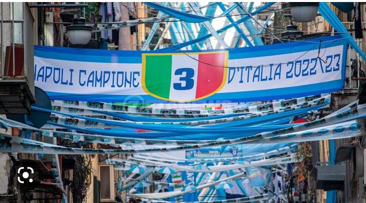 آلاف الناس تغزو الشوارع للاحتفال بفوز نابولي بالدوري الايطالي قبل 5 جولات وبعد 33 عاما من رحيل مارادونا