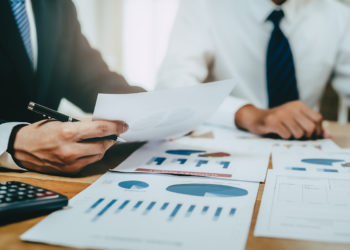 في ندوة لمؤسسة التميمي حول التجاوزات البنكية: “اكتفاء البنك المركزي برقابة نظرية سمح للبنوك بتجاوزات لا تعدّ في حق الحرفاء”