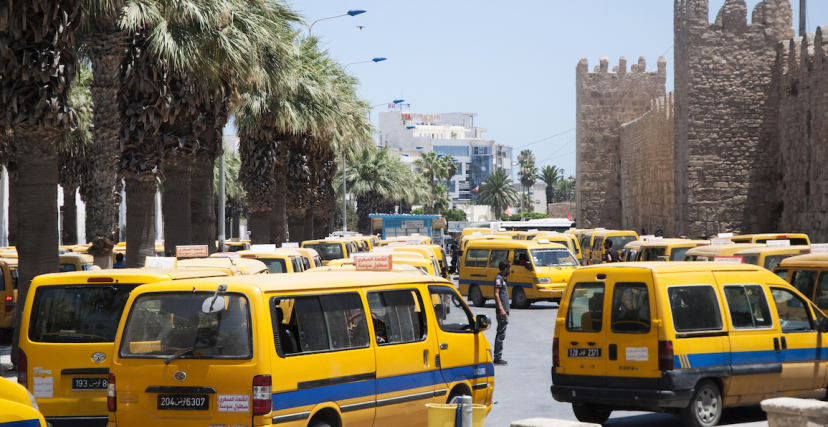 إثر مشادة كلامية معها.. سائق تاكسي جماعي يدهس امرأة ويرديها قتيلة