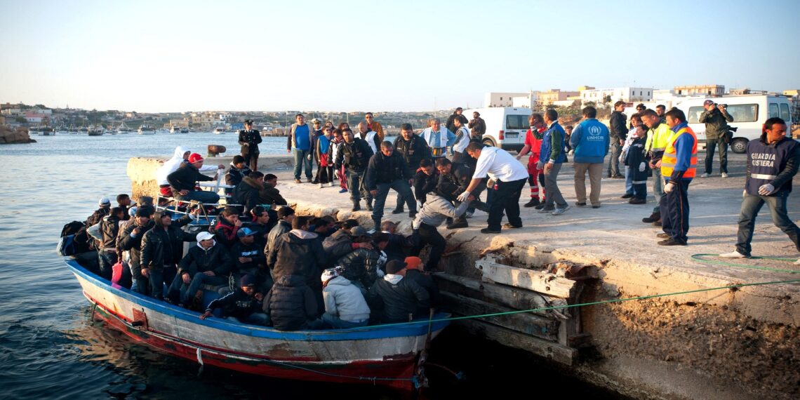 أحزاب وجمعيات وشخصيات ترفض أي اتفاق يجعل من تونس أرضا لاستقبال المُرحّلين من أوروبا