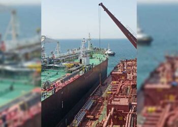 نجاح في منع أي تسرّب من سفينة النفط الجانحة بميناء الصخيرة