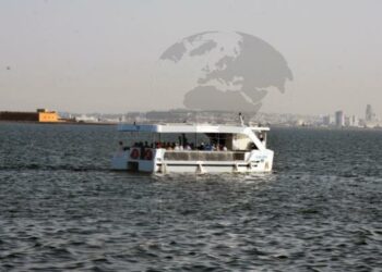 انطلاق الرحلة الأولى لأول مركب بحري يعمل بالطاقة الشمسية