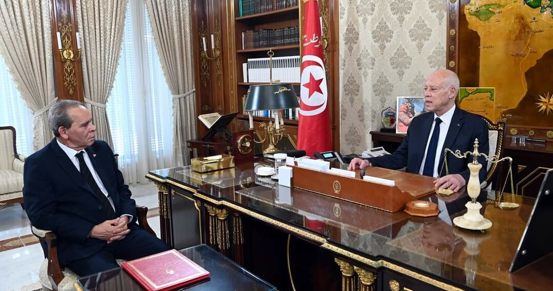 في لقاء سعيّد برئيس الحكومة: “التأكيد على ضرورة المضي قدما في تطهير الإدارة ممن تسللوا إليها وتحولوا إلى عقبة أمام إنجاز أي مشروع اقتصادي أو اجتماعي”