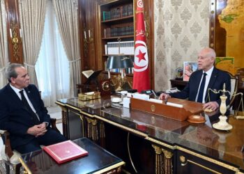 في لقاء سعيّد برئيس الحكومة: “التأكيد على ضرورة المضي قدما في تطهير الإدارة ممن تسللوا إليها وتحولوا إلى عقبة أمام إنجاز أي مشروع اقتصادي أو اجتماعي”