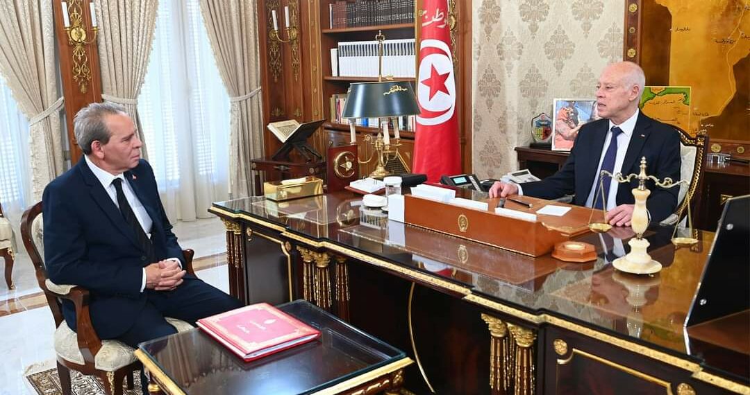 سعيّد لرئيس الحكومة: “يجب إعداد أمر يتعلق بتطهير الإدارة من الذين تسللوا إليها بغير وجه حق منذ أكثر من عقد من الزمن وتحولوا إلى عقبات تعيق سير عمل الدولة”