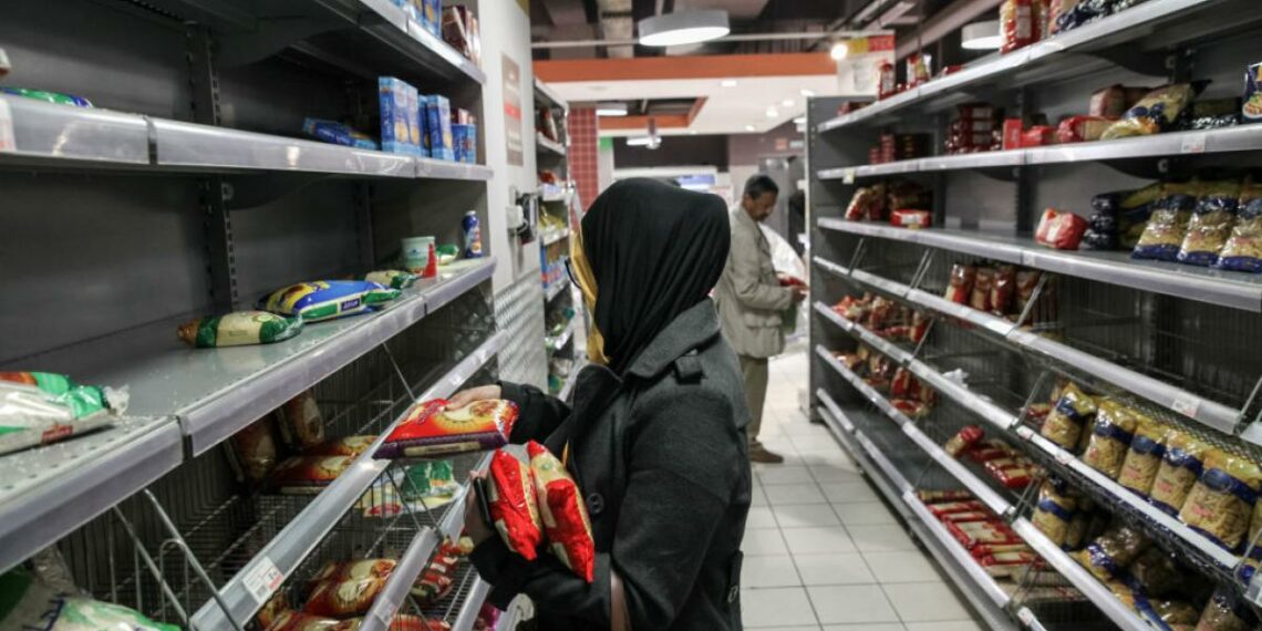 التزوّد بالموّاد الأوّلية وتسويق المنتوجات ونقص الطلب من أهم الصعوبات التي تواجهها المؤسسات الصناعية